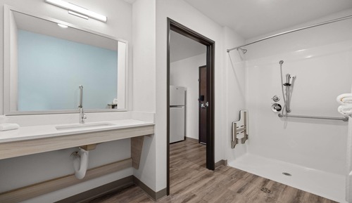 Suite, 1 Queen Bed, Accessible, Non Smoking (Accessible Tub)