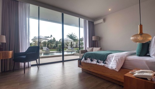 Deluxe Room, 1 King Bed, Non Smoking, Pool View