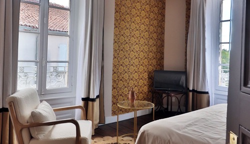 Double Room, Shared Bathroom (des Curiosités)