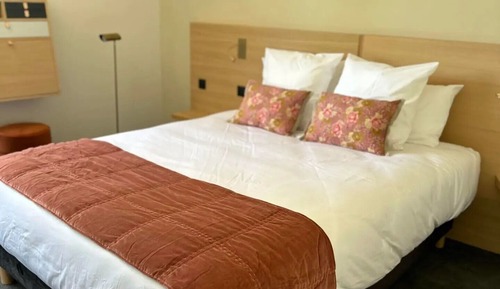 Classic Room, 1 Queen Bed, Pool Access