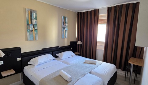 Room, 2 Twin Beds, City View