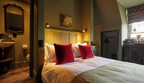 Extremely Small Room 5