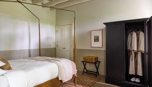 One Bedroom Queen Suite