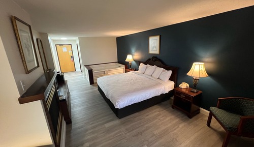 Comfort Room, 1 King Bed, Lake View