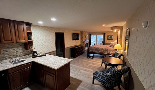 Deluxe Room, 1 King Bed, Lake View