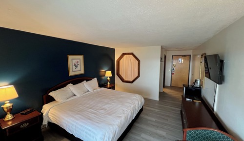 Classic Room, 1 King Bed, Lake View