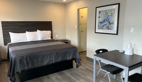 Deluxe Single Room, 1 King Bed, Private Bathroom