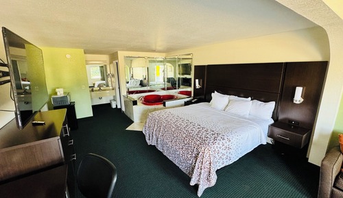 Suite 1 King Jetted Tub Non Smoking