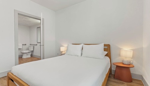 Premium One Bedroom Transfer Shower & Visual Alarm