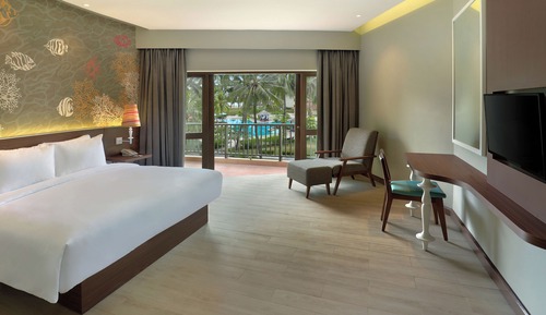 Deluxe Room, 1 Queen Bed, Pool View
