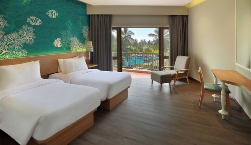 Deluxe Room, 2 Twin Beds, Pool View