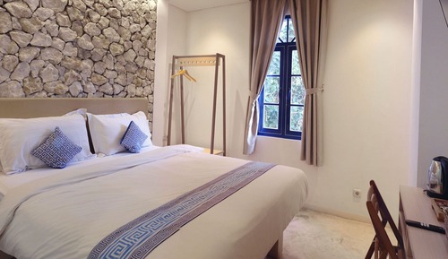 Standard Queen Room with View