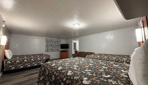 3 Queen Beds with Kitchenette