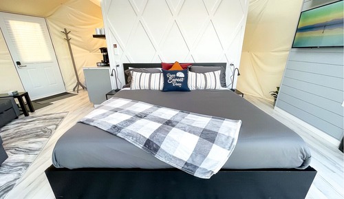 Superior Cabin, 1 King Bed