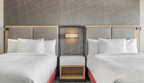 Suite, Multiple Beds (Mobility/Hearing Access, Roll-in Shwr)