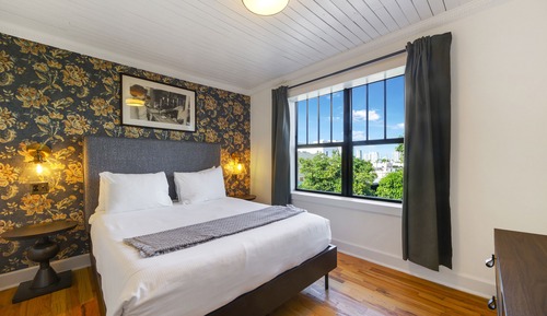 Standard Room, 1 Queen Bed, Private Bathroom