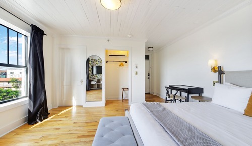 Deluxe Room, 1 King Bed, Private Bathroom
