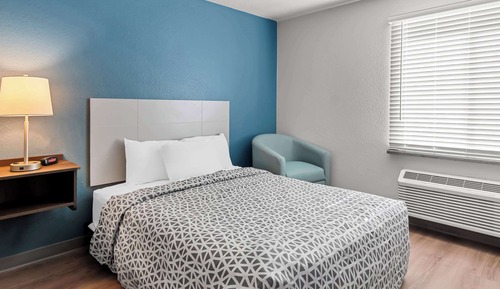 Suite, 1 Queen Bed, Accessible, Non Smoking (Roll-In Shower)