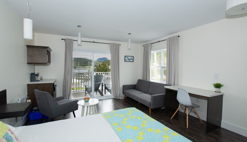 Deluxe Suite, Shower Grab Bars, Harbor View