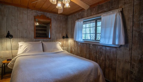 Yank Cabin, 1 Queen Bed, Hot Tub and Fireplace