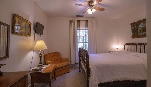 The Inn - Upstairs Full Room, Compact