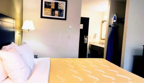 Standard 1 Queen Room