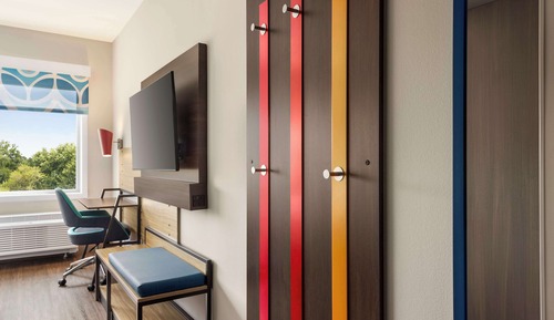 Room, 1 King Bed, Accessible (Roll-In Shower)