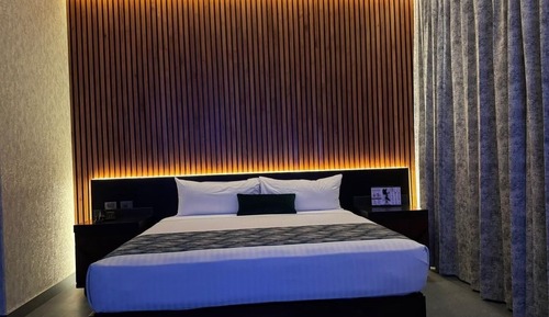 Deluxe Suite, Jetted Tub