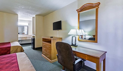 Room, 2 Queen Beds, Kitchenette