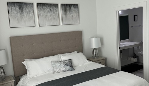 Comfort Condo, 1 King Bed with Sofa bed, Pool Access