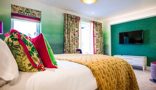 Deluxe Double Room, 1 King Bed, Pool View