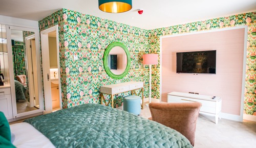 Deluxe Double Room, 1 King Bed, Pool View