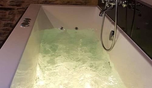 Junior Room, Hot Tub