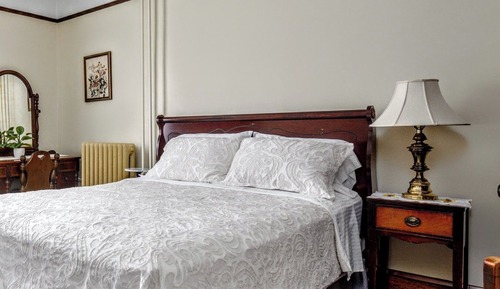 #1&2 Royal 2 Bedrooms Suite