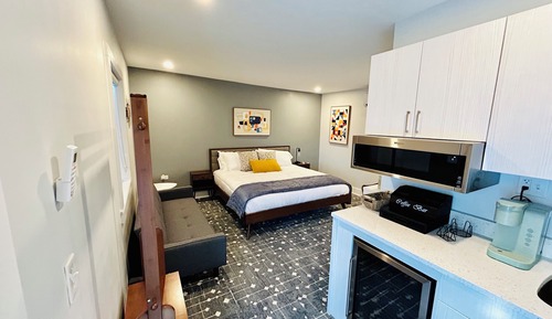 Deluxe Room, 1 King Bed, Pets Allowed