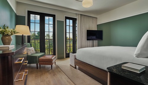 Deluxe Estate One Bedroom Suite