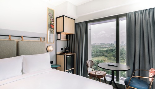 Room, 1 Queen Bed, Golf View (Corner)