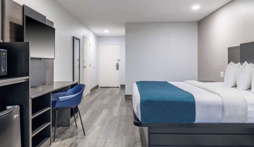 Standard Suite, 1 King Bed, Non Smoking, Kitchenette
