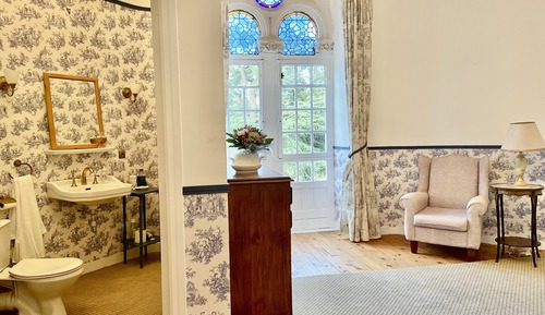 Royal Room, 1 Queen Bed, Courtyard View