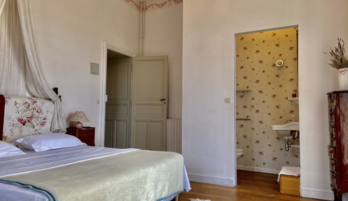 Royal Room, 1 Queen Bed, Courtyard View