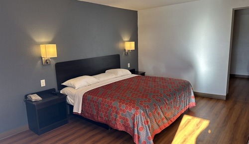 1 King Bed | Business, Non-Smoking, Micfridge
