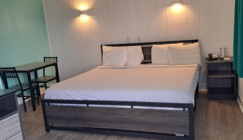 Single Room, 1 King Bed, Partial Ocean View