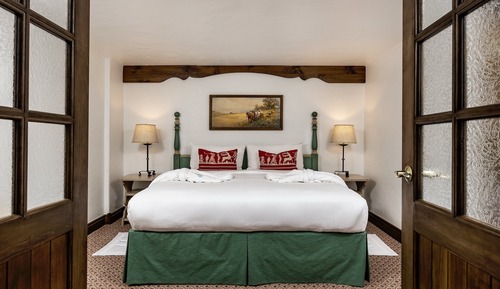 Golden Peak 2 Bedroom Suite 1 King and 2 Twins Bi Level