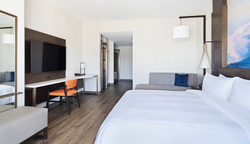 Room, 1 King Bed, Corner