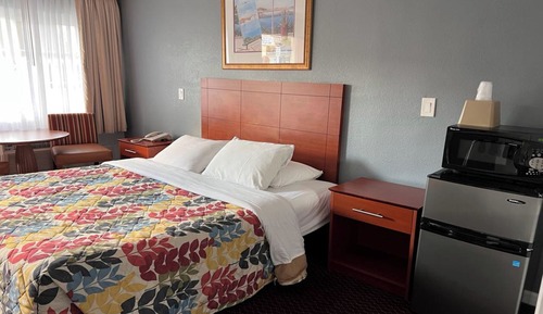 Standard Room, 1 King Bed, Roll-in Shower, Non Smoking