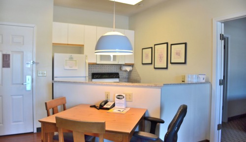 Suite, 2 Bedrooms, Accessible (King & 2 Queen Beds )
