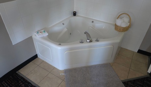 Deluxe Room,1 King Bed, Non Smoking, Hot Tub (East Building)