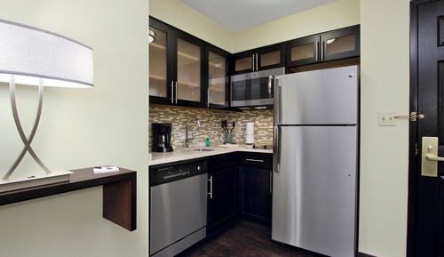 Studio Suite, 1 Queen Bed, Kitchen