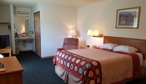 Room, 1 Queen Bed, Non Smoking, Refrigerator (Upgraded)