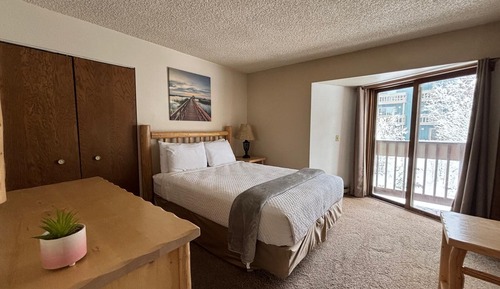 Basic Condo, 2 Bedrooms, Fireplace
